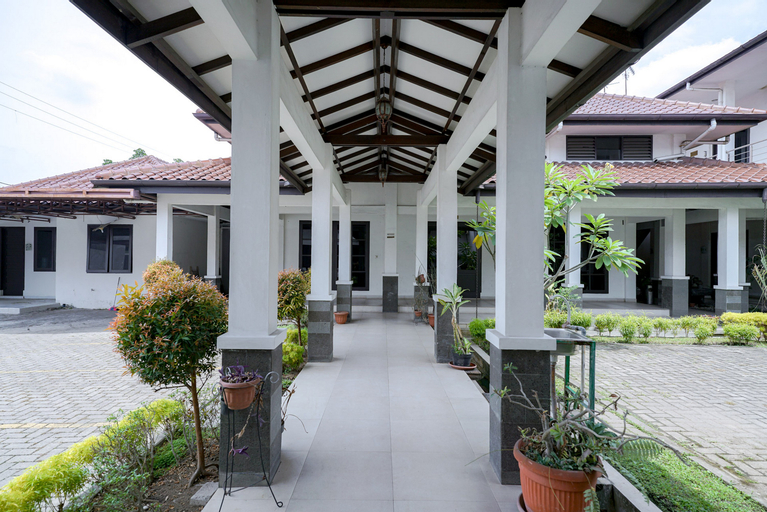 Exterior & Views 2, RedDoorz @ Avros Guest House Medan, Medan