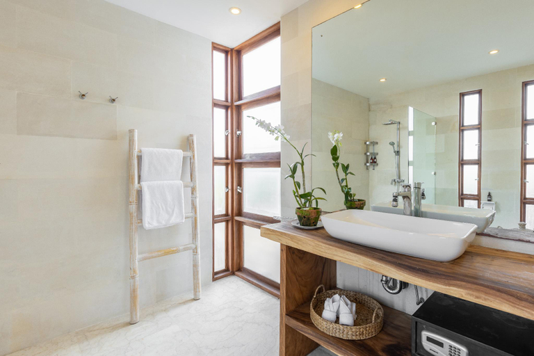 Bathroom 5, Quiet Tropical Villa in Seminyak Center, Badung