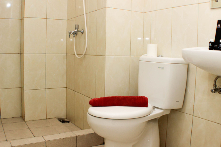 Bathroom 5, Warm and Tranquil 2BR at Springlake Summarecon Bekasi Apartment By Travelio, Bekasi