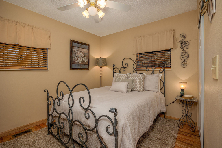 Bedroom 4, The Hidden Gem, Sevier