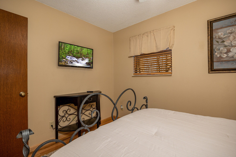 Bedroom 3, The Hidden Gem, Sevier