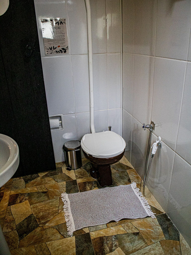 Bathroom 4, Vila Cósmica, Cunha