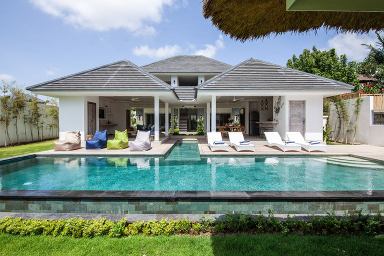 Sport & Beauty 1, Breathtaking 5BR Villa Walk to the Beach, Badung