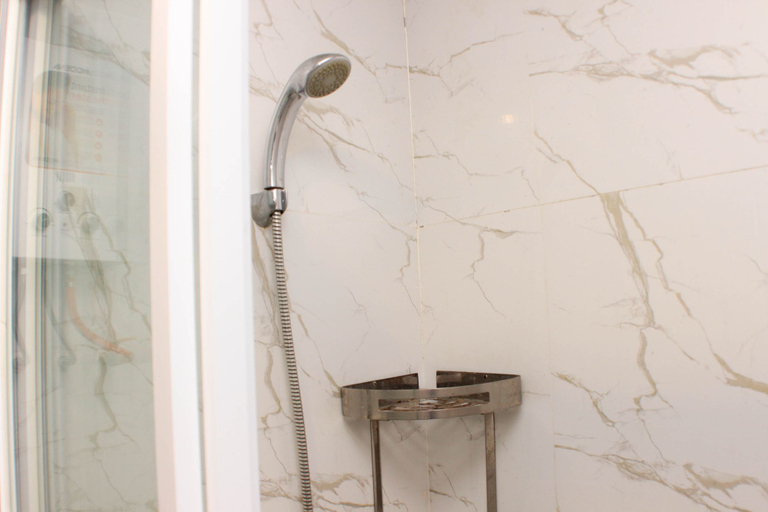 Bathroom 5, Cozy and Warm Studio at Grand Kamala Lagoon Apartment By Travelio, Bekasi
