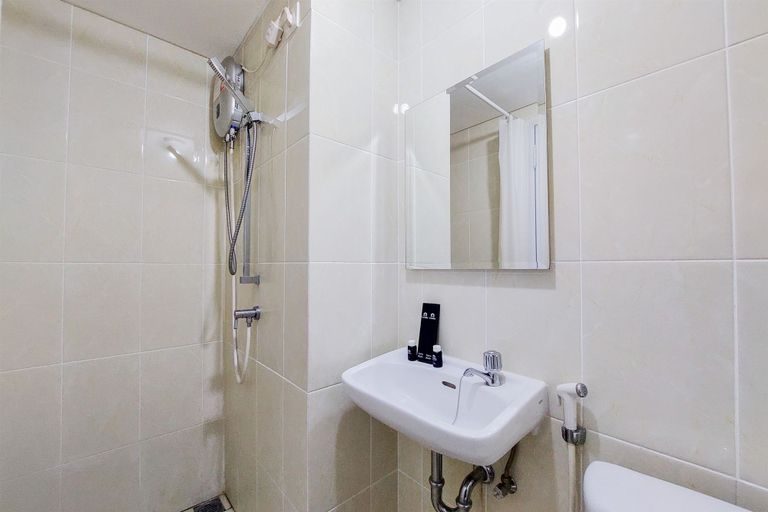 Bathroom 5, Nice and Homey 1BR Apartment at M-Town Residence By Travelio, Tangerang