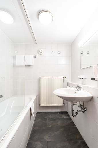 Bathroom 5, Hotel Hölzer Bräu by Lehmann Hotels, Ebersberg
