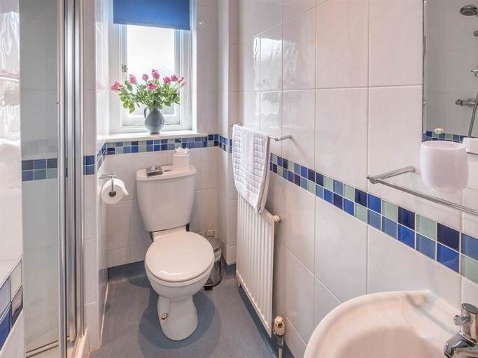 Bathroom 4, Luccombe Villa Holiday Apartments, Isle of Wight