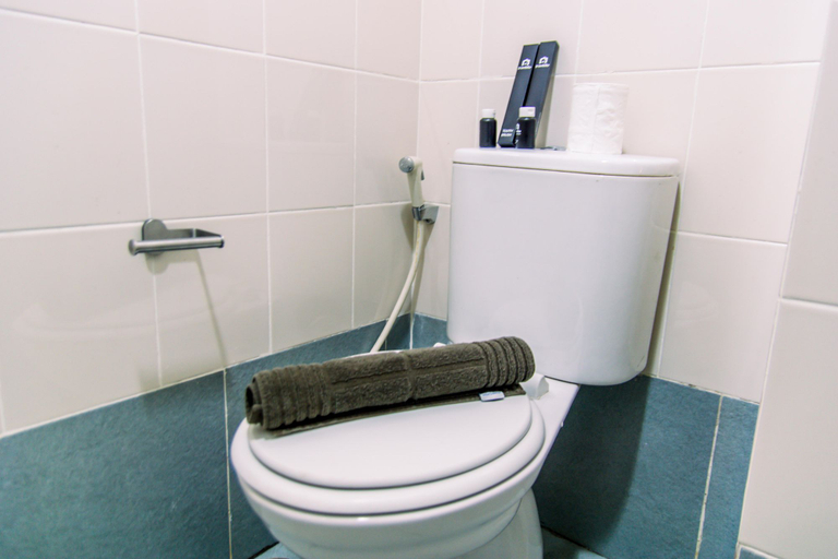 Bathroom 5, Nice and Fancy Studio Apartment at Akasa Pure Living BSD By Travelio, South Tangerang