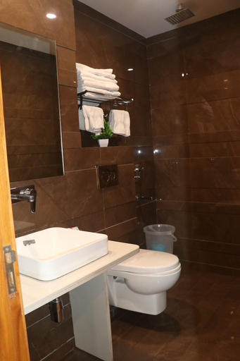 Bathroom 4, HOTEL WORTH PAHARGANJ, Delhi