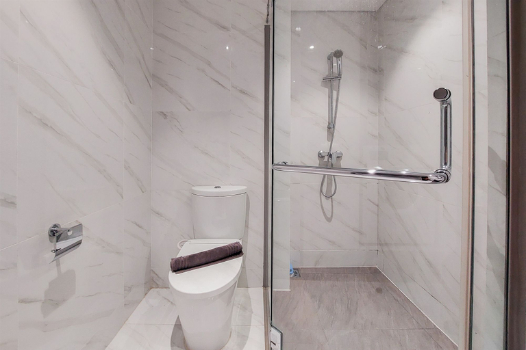 Bathroom 5, Nice and Homey 1BR at Branz BSD City Apartment By Travelio, Tangerang Selatan