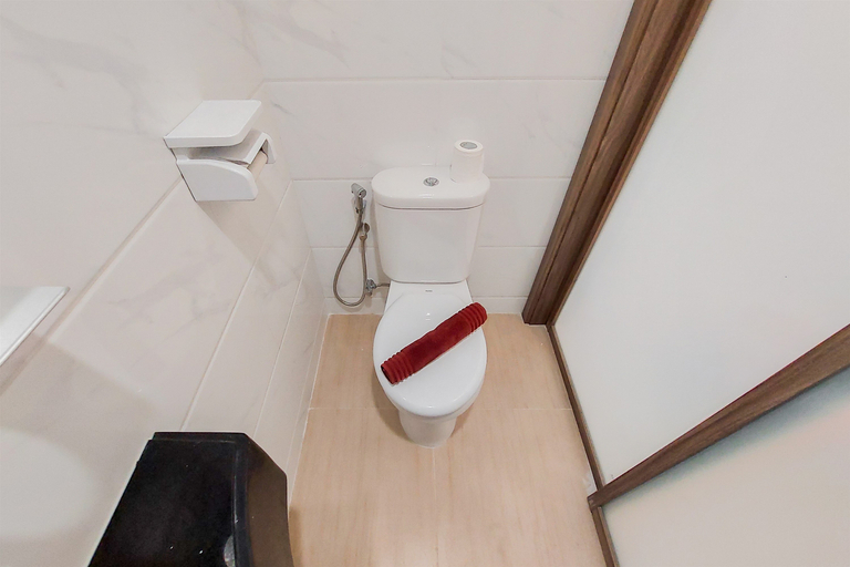 Bathroom 5, Well Furnished Studio Apartment Sky House BSD By Travelio, South Tangerang
