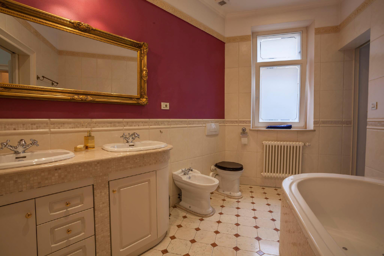 Bathroom 4, Filips Palace Luxurious Triple Bridge View, Ljubljana