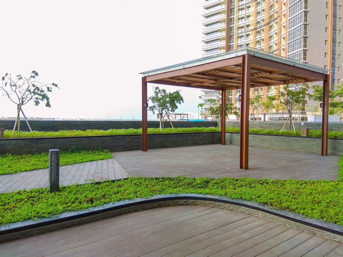 Exterior & Views 2, Minimalist and High Floor Studio Room at Gold Coast Apartment By Travelio, North Jakarta