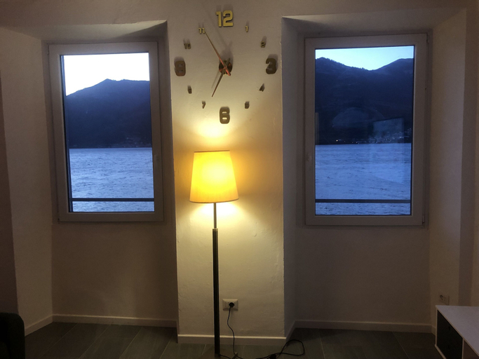 Public Area, The Mirror On The Lake, Como