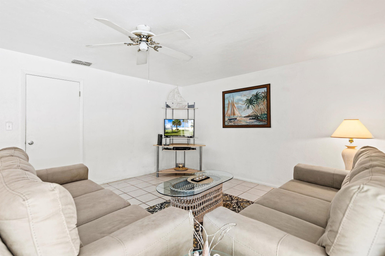 Others 5, 11420 Capistrano, Lee