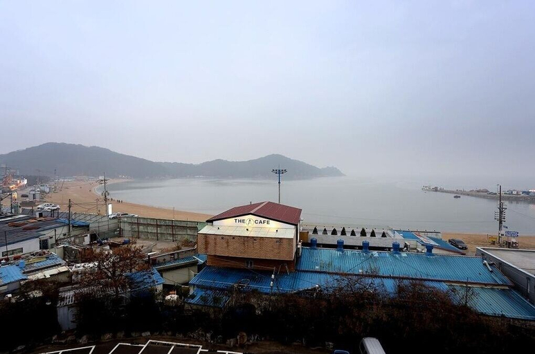 Others, Seaside Hotel, Jung
