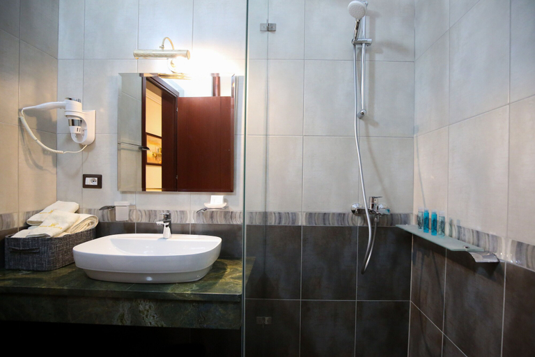 Bathroom 4, Hotel Rolex, Vlorës