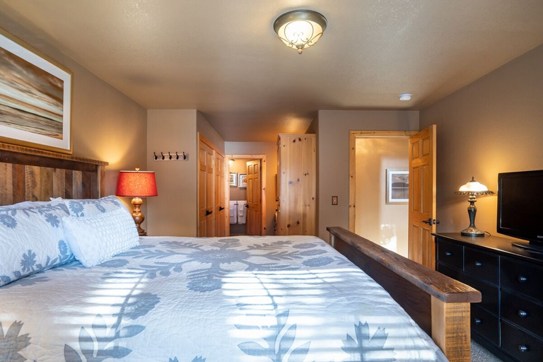 Bedroom 2, North Shore - Carnelian Charm, Placer