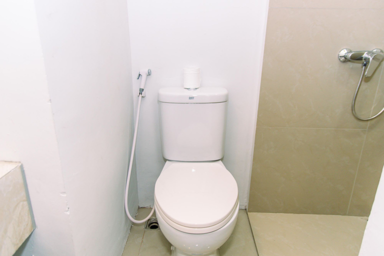 Bathroom 5, Comfy Studio at Harco Mangga Besar Apartment By Travelio, Central Jakarta