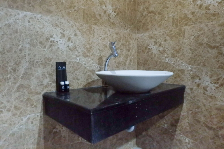 Bathroom 5, Exquisite Studio Apartment at Grand Sungkono Lagoon, Surabaya