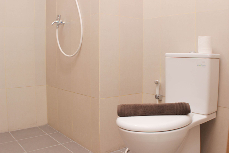 Bathroom 5, Cozy Studio at LRT City Jatibening Apartment By Travelio, Bekasi