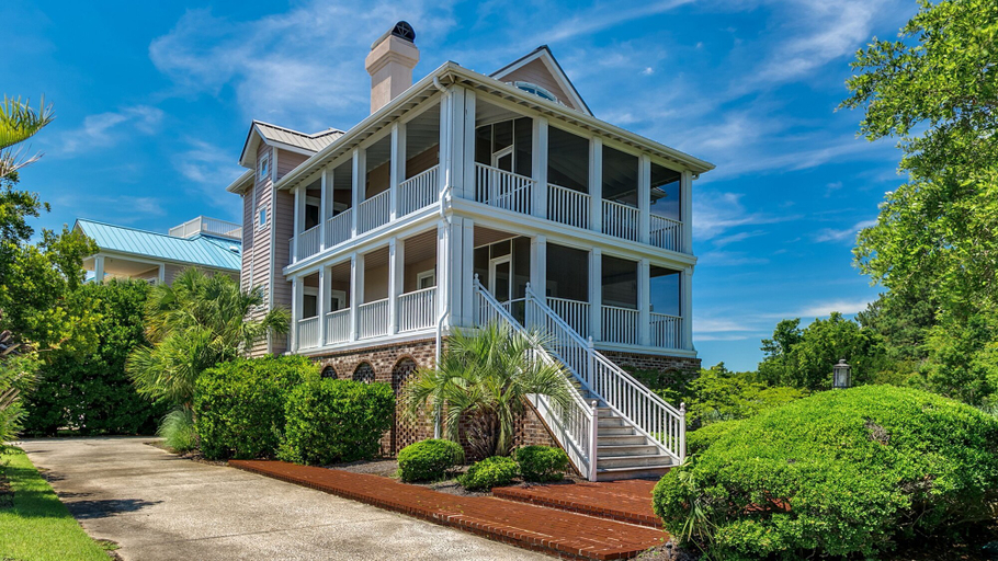 Exterior & Views