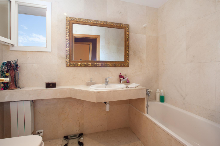 Bathroom 4, VILLA BARCELONA BEACH 5BD 3BTH POOL GARDEN VIEWS, Barcelona