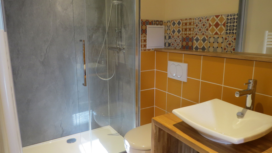 Bathroom 2, L'Hote de la Couronne, Meuse