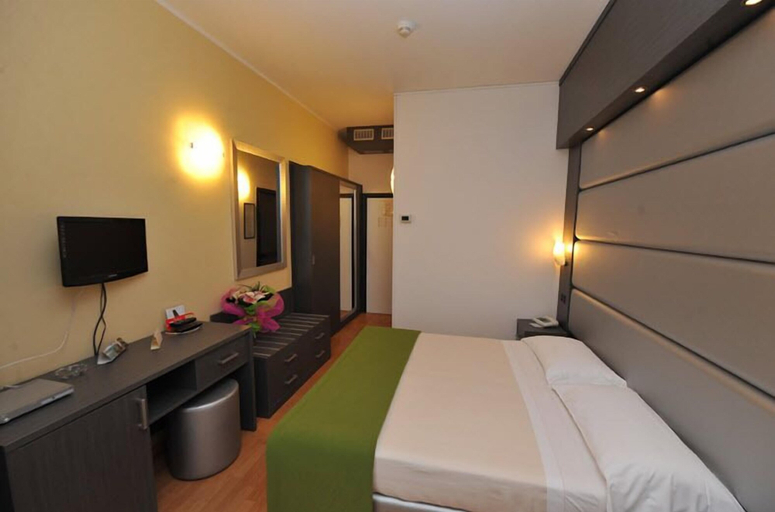 Bedroom 2, Madison, Rimini