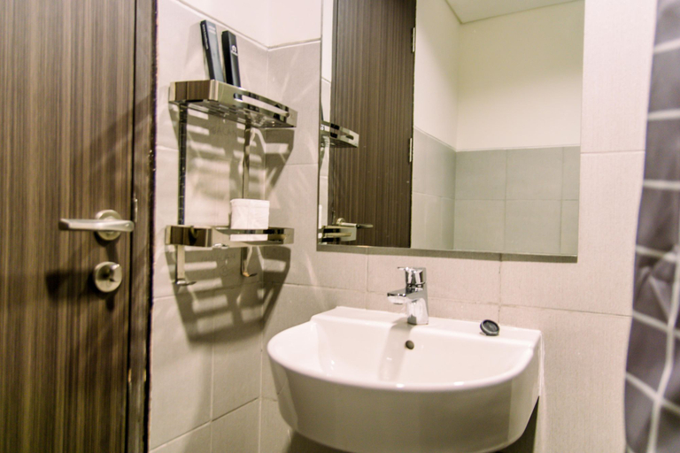 Bathroom 5, Comfort and Best Choice 2BR at Bintaro Icon Apartment By Travelio, South Tangerang