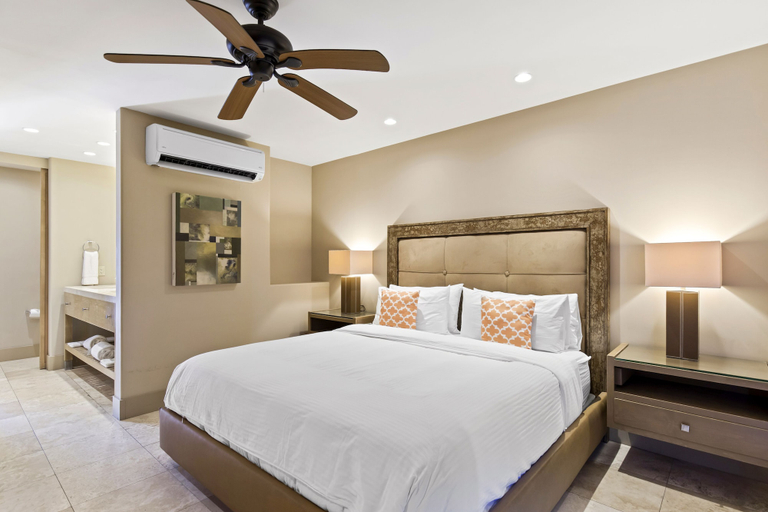 Bedroom 1, Poolside Fun King Suite, Riverside