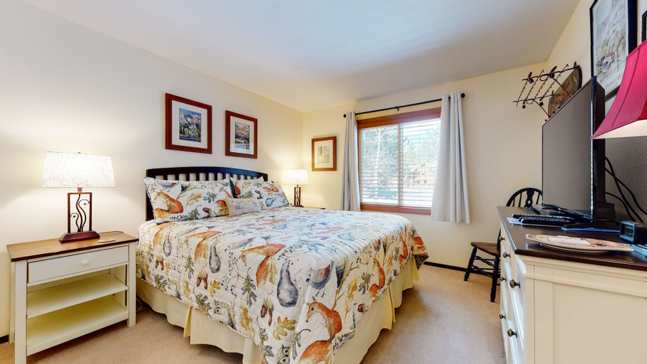 Bedroom 4, Restful Wildflower, Mono