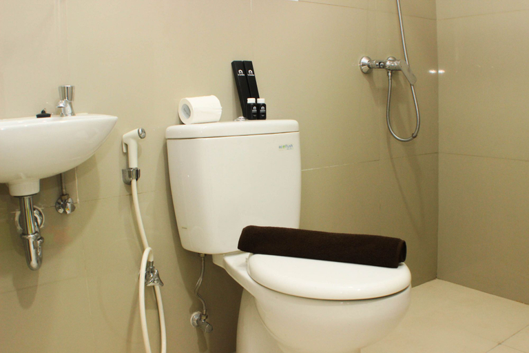 Bathroom 5, Elegant Studio at Azalea Suites Apartment By Travelio, Cikarang