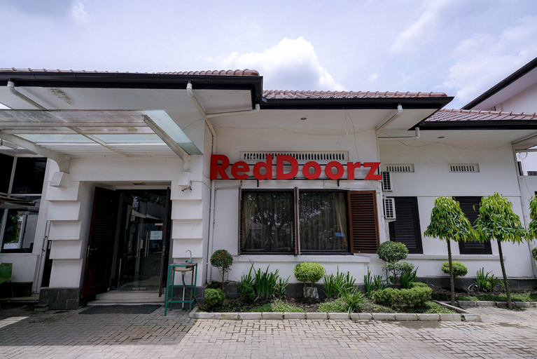 Exterior & Views 2, RedDoorz @ Avros Guest House Medan, Medan