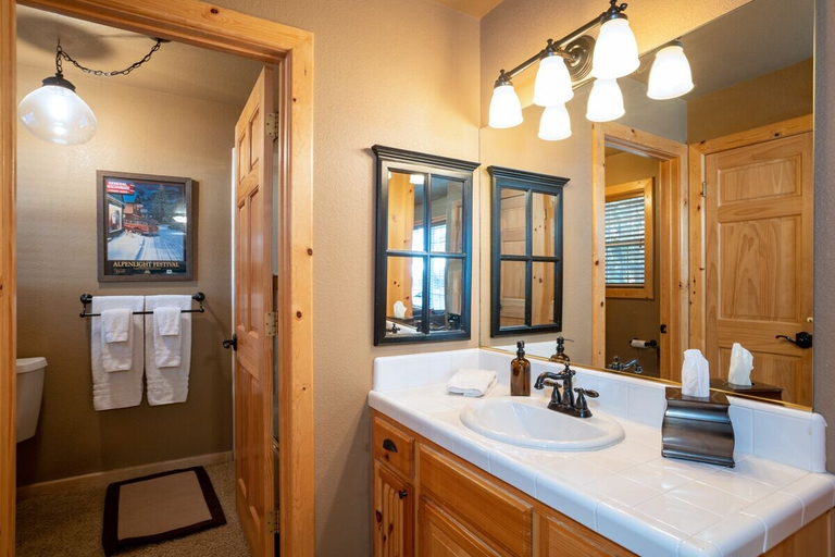 Bathroom 4, North Shore - Carnelian Charm, Placer