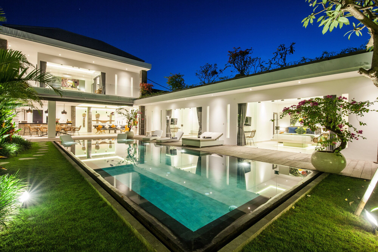 Sport & Beauty 1, Walk to the Beach Magnificent 4BR Villa, Badung