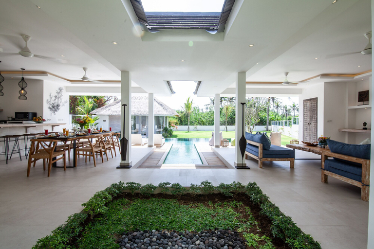 Public Area 3, Breathtaking 5BR Villa Walk to the Beach, Badung