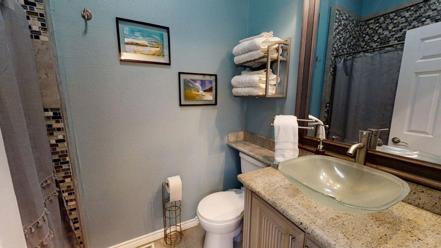 Bathroom 5, Tavarua, Nueces
