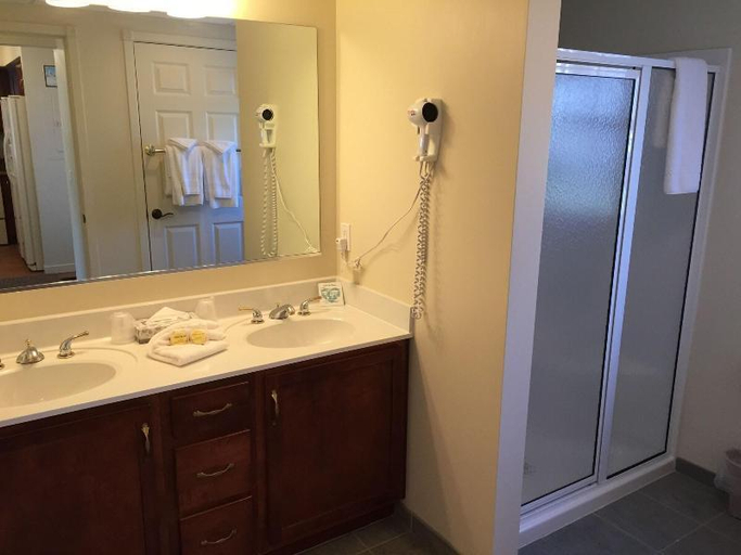 Bathroom 4, Harbor Lights Resort, Lake Michigan