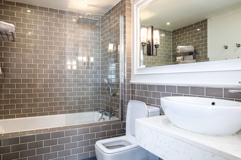 Bathroom 3, Ivanhoe Inn and Hotel, Lisburn and Castlereagh