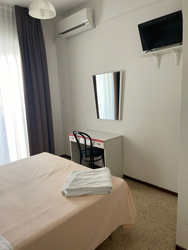 Bedroom 3, Hotel Ideal, Rimini