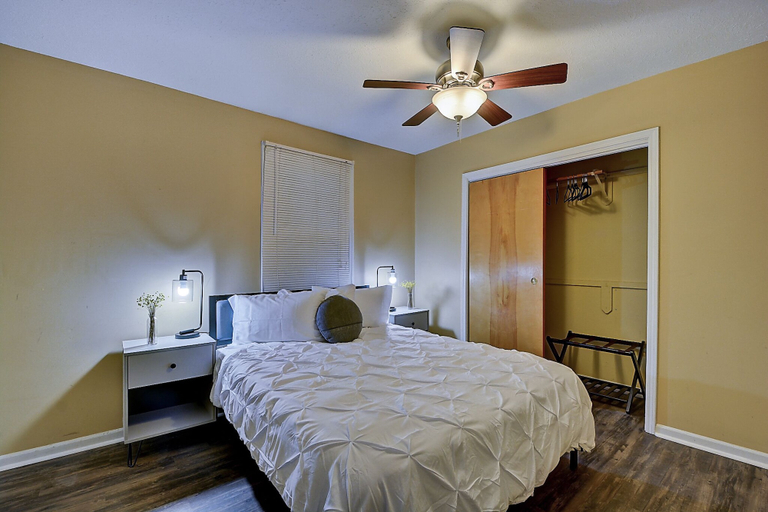 Bedroom 2, Amazing 3BR/2BA home! Steps to Fountain Square!, Indianapolis