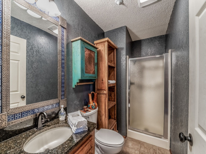 Bathroom 4, Hummingbird Oasis, Lincoln
