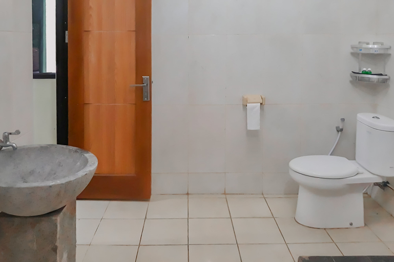 Bathroom, Urbanview Resort Vedca Cianjur by RedDoorz, Cianjur