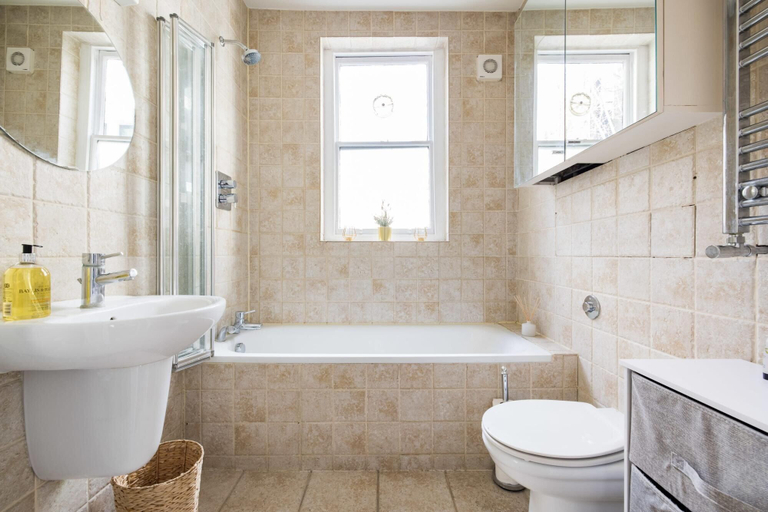 Bathroom, Contemporary 1 Bedroom Bloomsbury Apartment, London