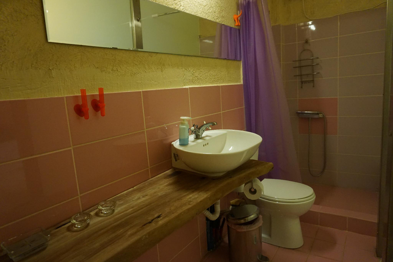 Bathroom 3, studio Nick, West Greece