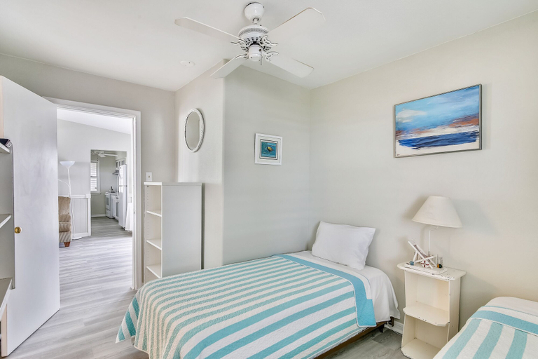 Bedroom 2, Betsy's Beachfront Cottage, Galveston