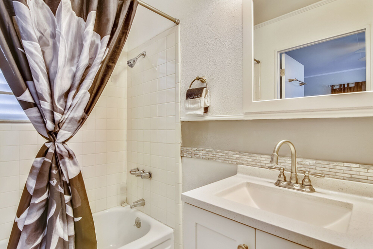 Bathroom 3, Betsy's Beachfront Cottage, Galveston