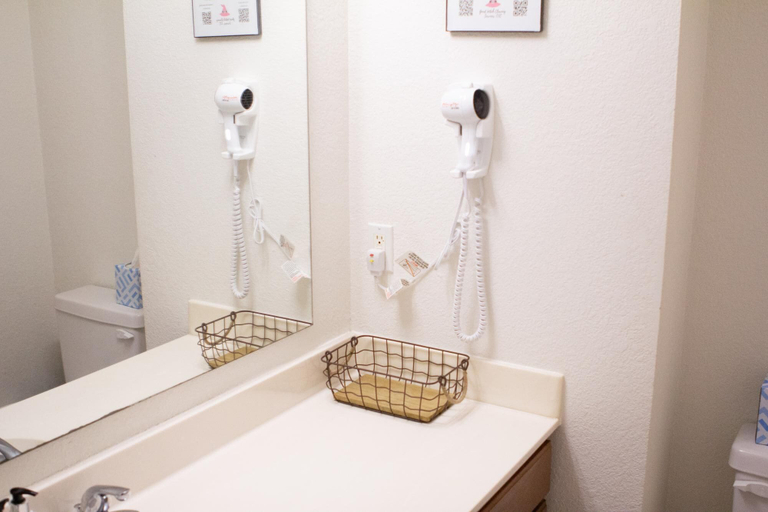 Bathroom 5, Mhk1108n Gbac Cert Professional Maintained, Riley