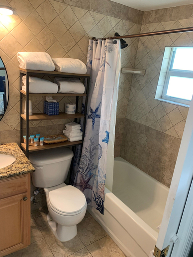 Bathroom 5, Sea Gems, Lee